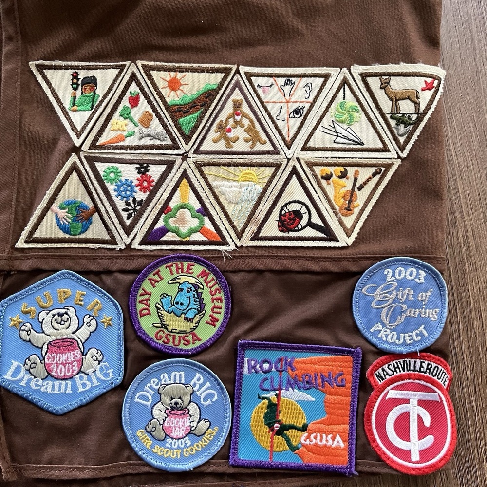 Vtg Girl Scouts Brownie Vest Early 2000s Over 80 Patches USA Size Medium - Picture 11 of 11